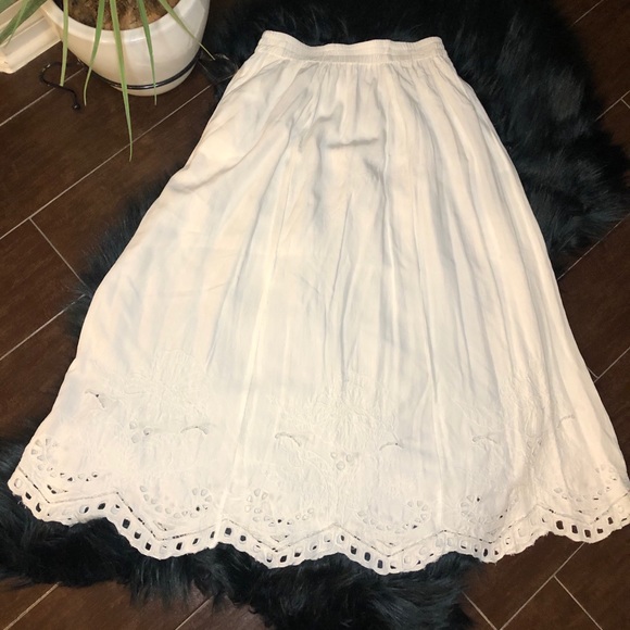 Jane Ashley Dresses & Skirts - Jane Ashley white bohemian floral medium skirt